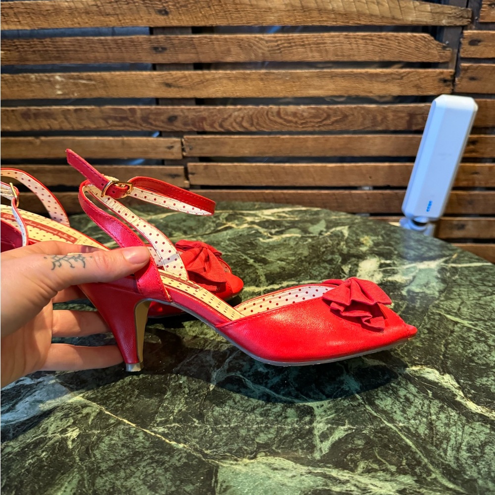 Darling pair of retro heels with bow and ankle strap - Picture 3 of 10